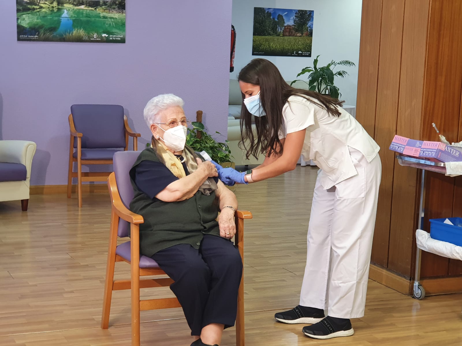 Araceli Hidalgo, primera vacunada en España, recibe la tercera dosis con un mensaje a los jóvenes