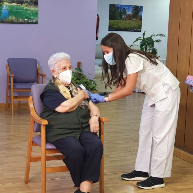 Araceli Hidalgo, primera vacunada en España, recibe la tercera dosis con un mensaje a los jóvenes