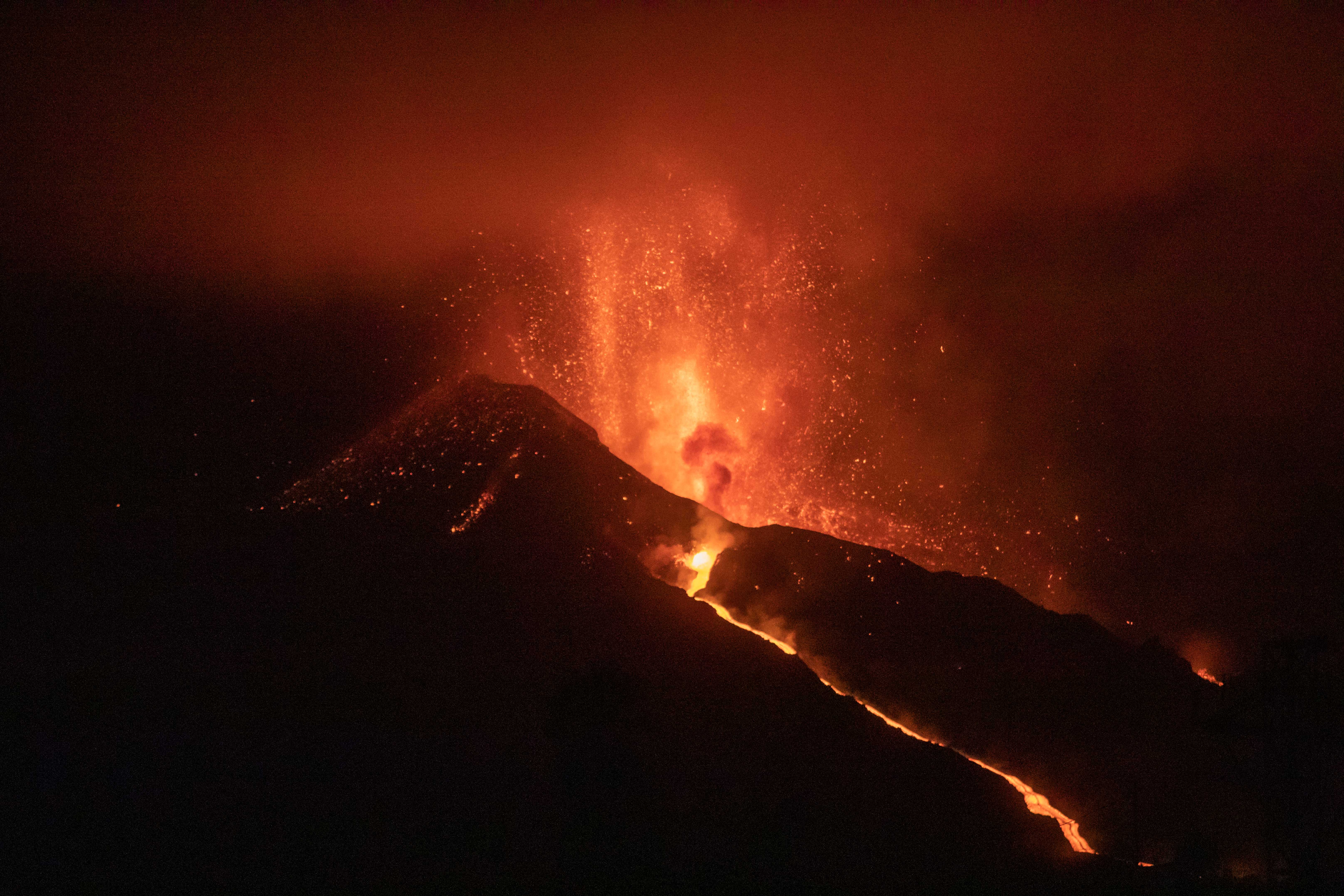 Volcán de La Palma: la lava se sitúa a poco más de kilómetro y medio de la costa, y sigue avanzando. Foto: Europa Press