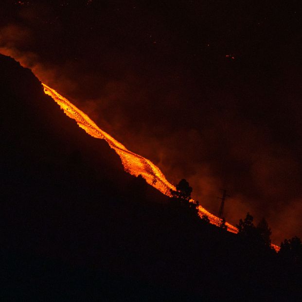 Volcán de La Palma: la lava se sitúa a poco más de kilómetro y medio de la costa, y sigue avanzando. Foto: Europa Press