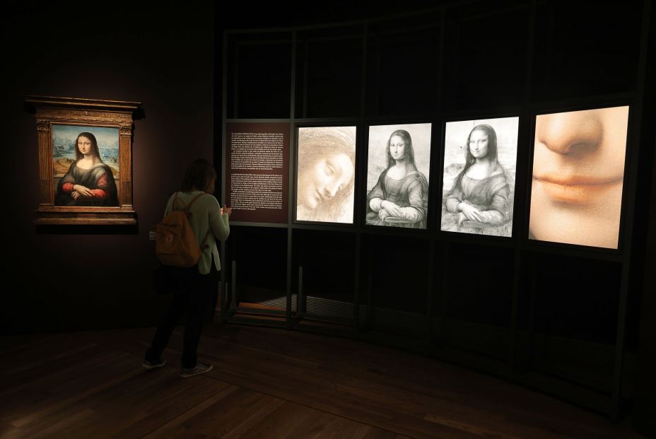 EuropaPress 3965924 mujer observa muestras exposicion leonardo copia mona lisa nuevos