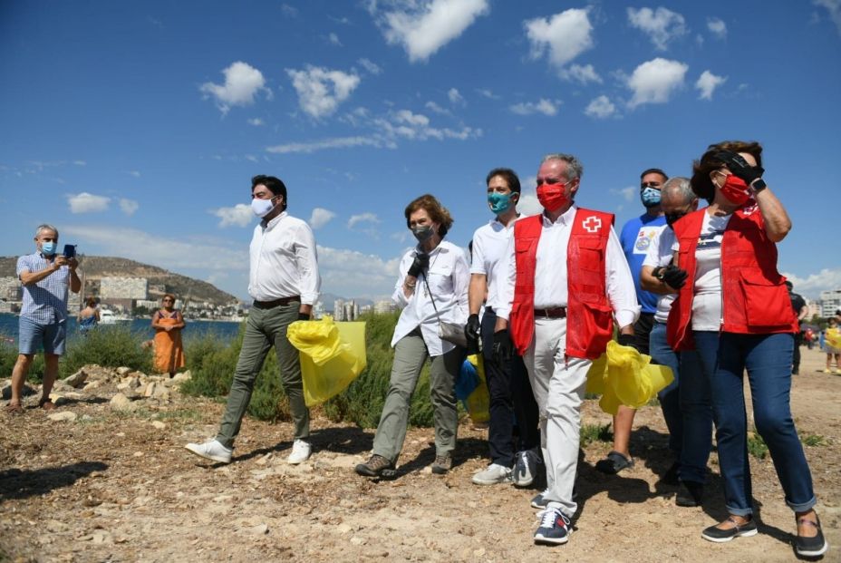 EuropaPress 3944142 reina sofia participa limpieza residuos playa almadraba alicante world