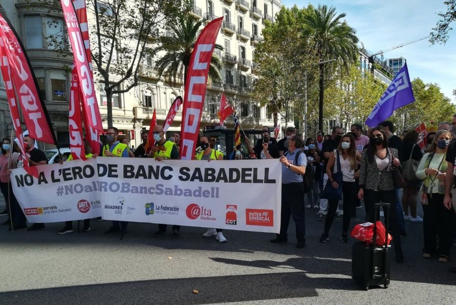 EuropaPress 3968043 grupo personas pancarta protesta contra ere banco sabadell sede avenida (1)