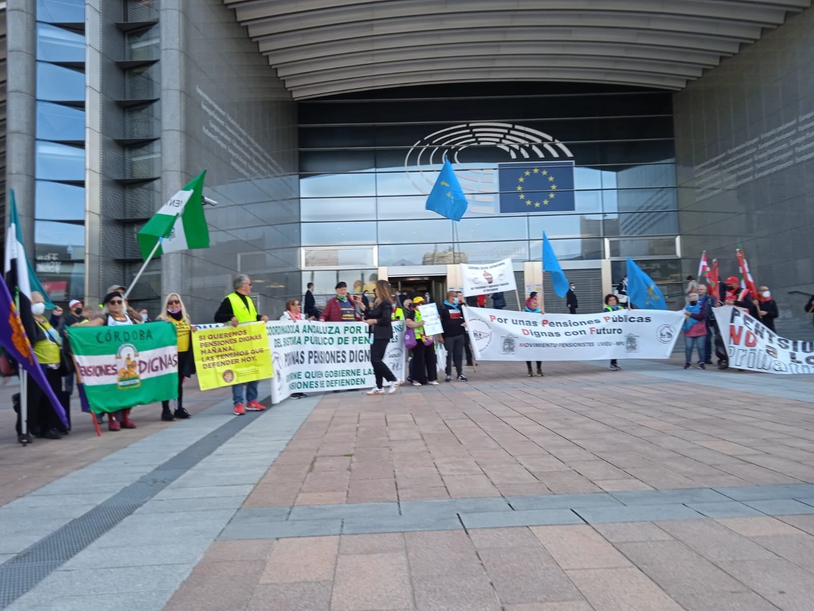 Autobús a Bruselas: Los jubilados piden "pensiones dignas para todos los pueblos de Europa"