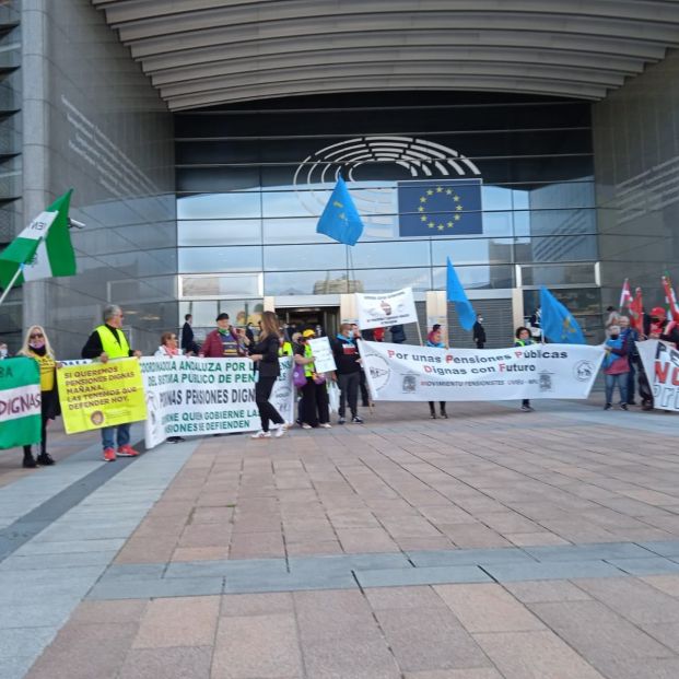 Autobús a Bruselas: Los jubilados piden "pensiones dignas para todos los pueblos de Europa"
