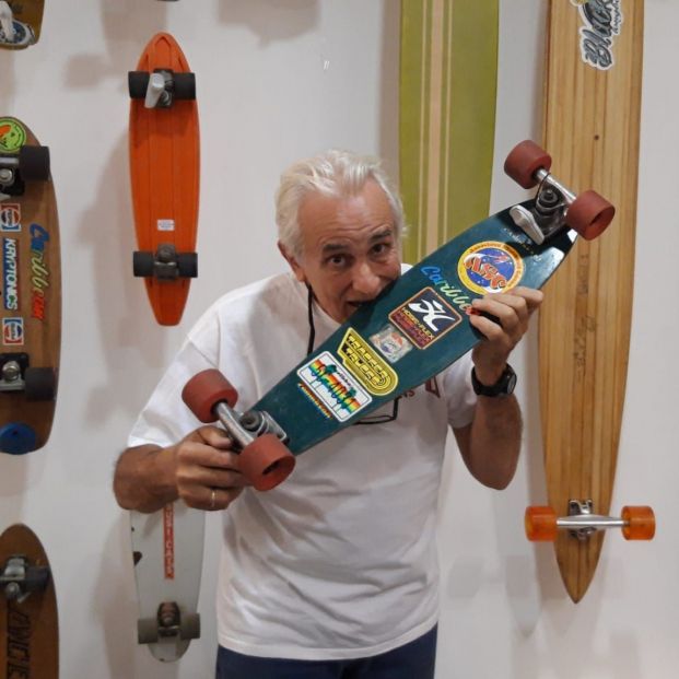 La vida sobre ruedas de Doc Caribbean, el imparable 'skater' de 68 años: "Seguiré hasta que pueda"
