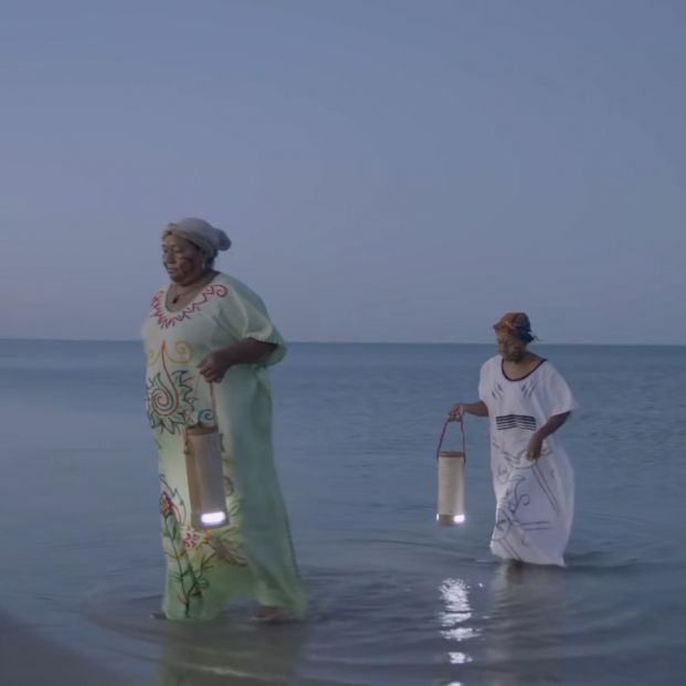 Crean una lámpara que genera luz durante 45 días usando solo agua salada (Foto: Captura vídeo Youtube de Waterlight)