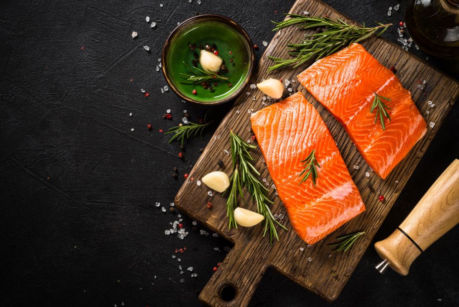 El truco de Chicote para quitar las espinas de salmón de forma sencilla