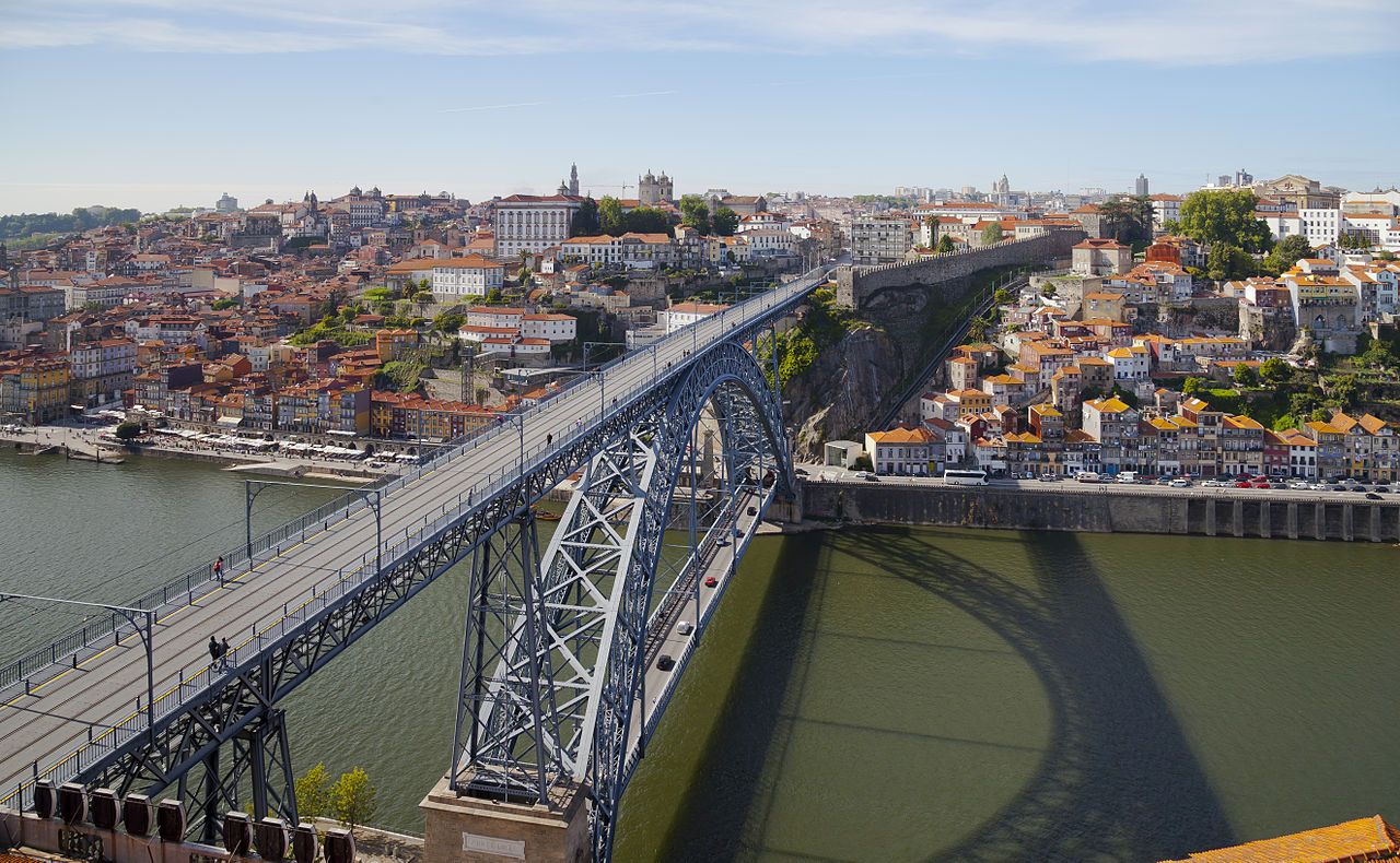 Puente Luís I con Ribeira al fondo, uno de los lugares más bonitos de la ciudad de Oporto (Creative commons)