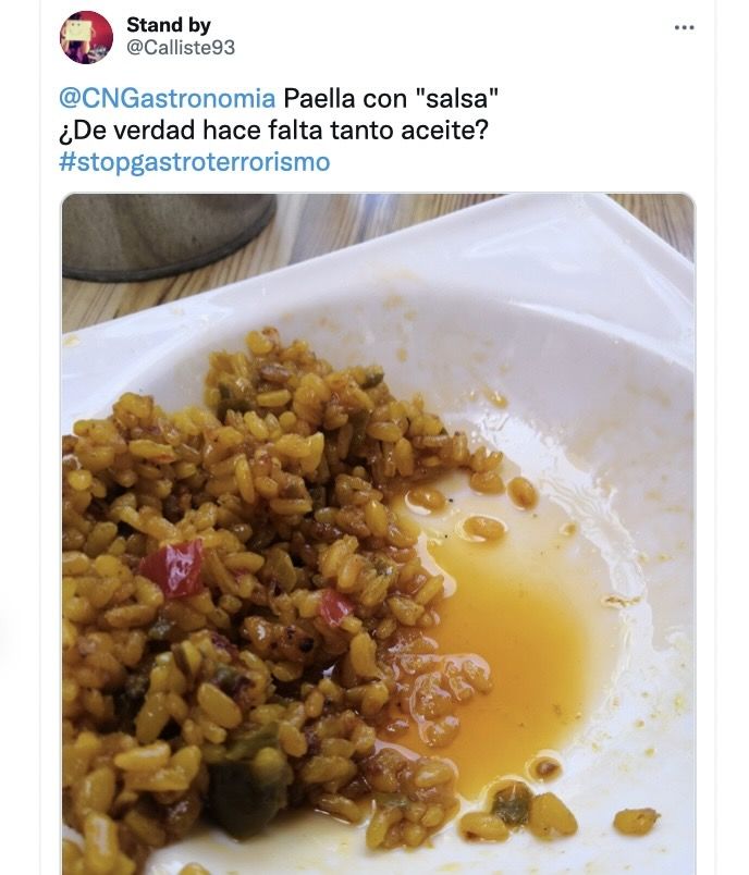 Paella en "salsa" pasada de aceite. (Foto: @Calliste93. Twitter)