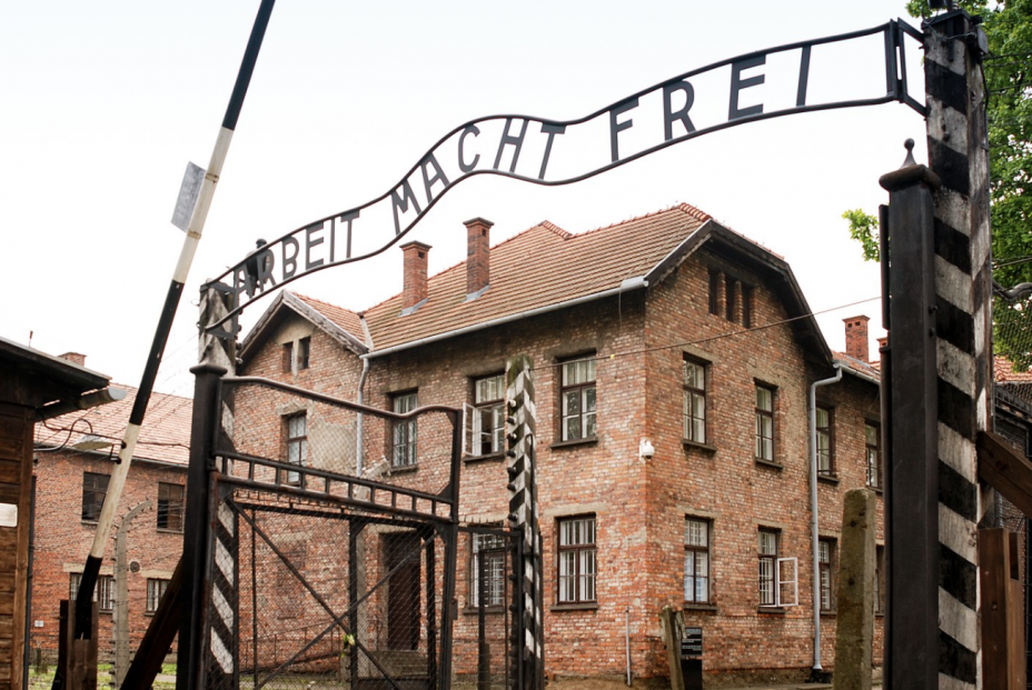 Entrada al campo de concentración de Auschwitz. Foto: Wikipedia