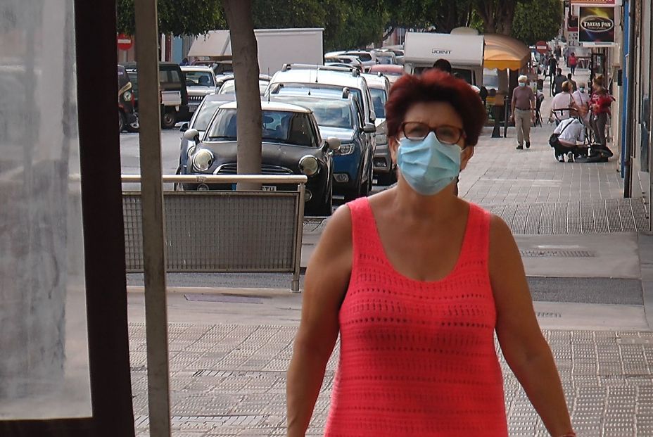 EuropaPress 3808677 mujer camina mascarilla primer dia no obligado uso mascarilla exteriores