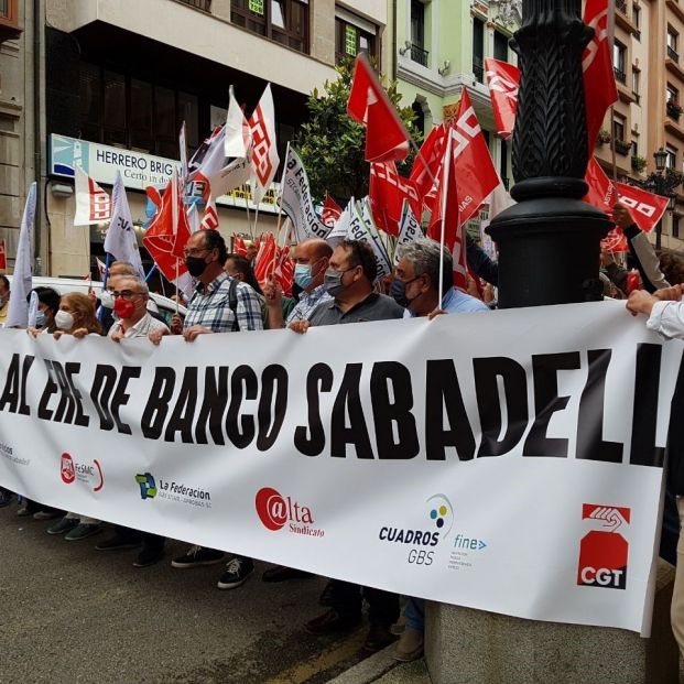 EuropaPress 3952907 movilizaciones asturias contra ele ere banco sabadell (1)