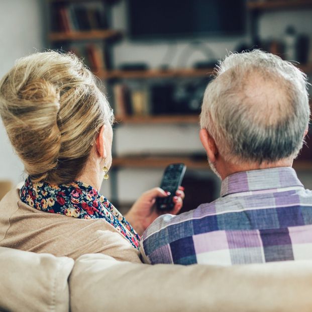 Viendo la televisión (bigstockphoto)