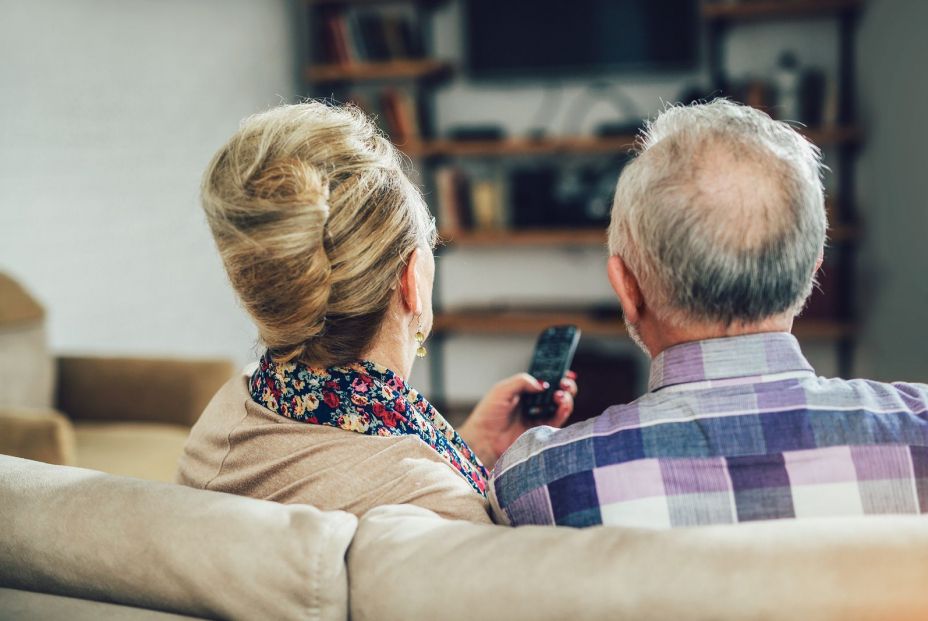 Viendo la televisión (bigstockphoto)