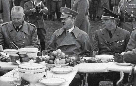Hitler comiendo
