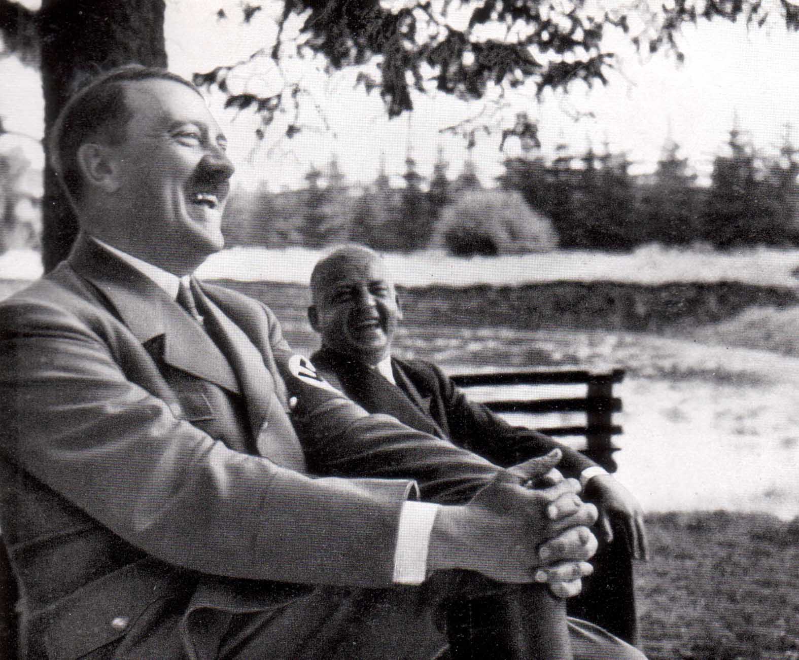 Hitler riendo junto a su médico personal