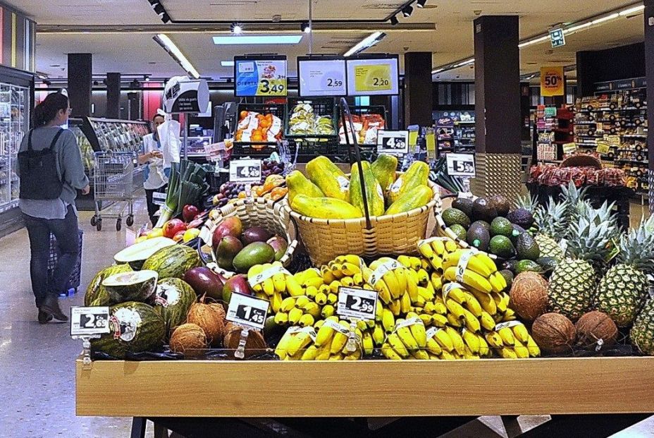 EuropaPress 3974799 imagen platanos dentro supermercado caprabo