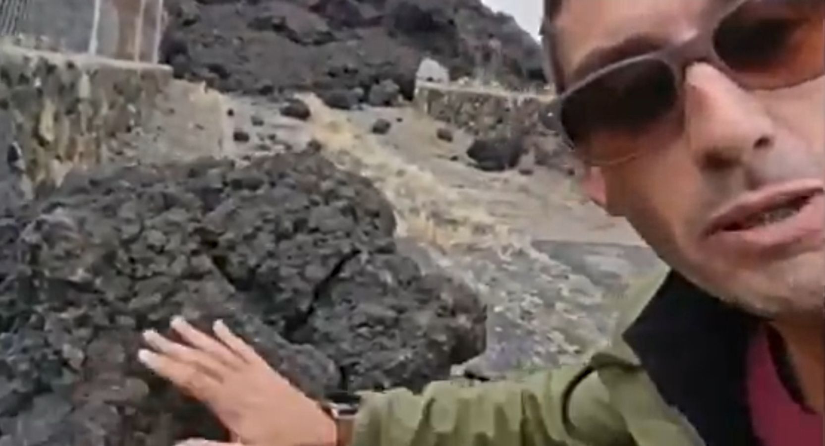 Un reportero canario toca la lava del volcán de La Palma y se quema en directo