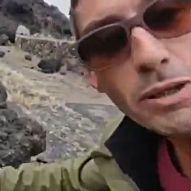 Un reportero canario toca la lava del volcán de La Palma y se quema en directo Un reportero canario toca la lava del volcán de La Palma y se quema en directo