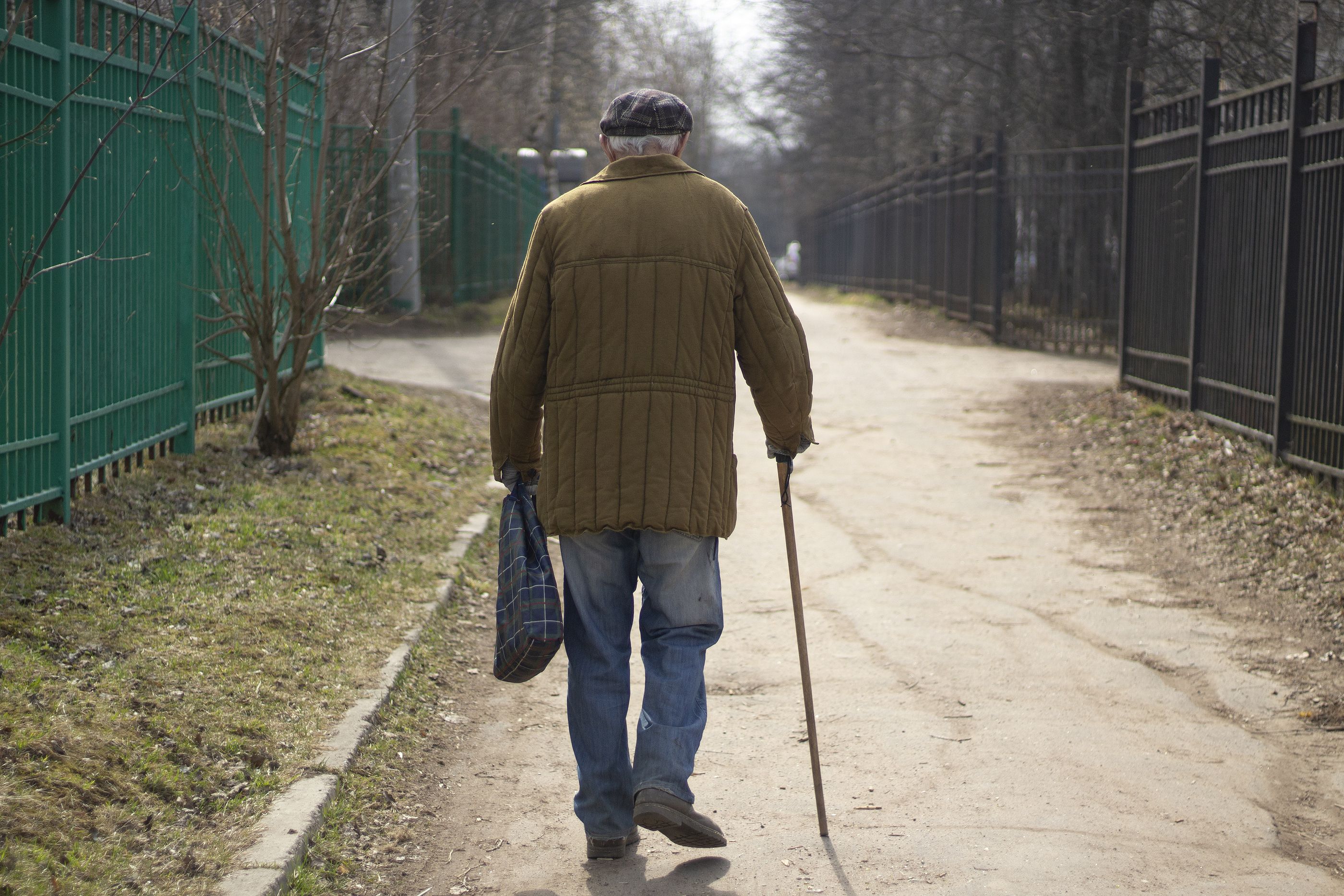 La Policía Nacional homenajea a un hombre de 81 años que defendió a un joven de su atacante. Foto: Bigstock