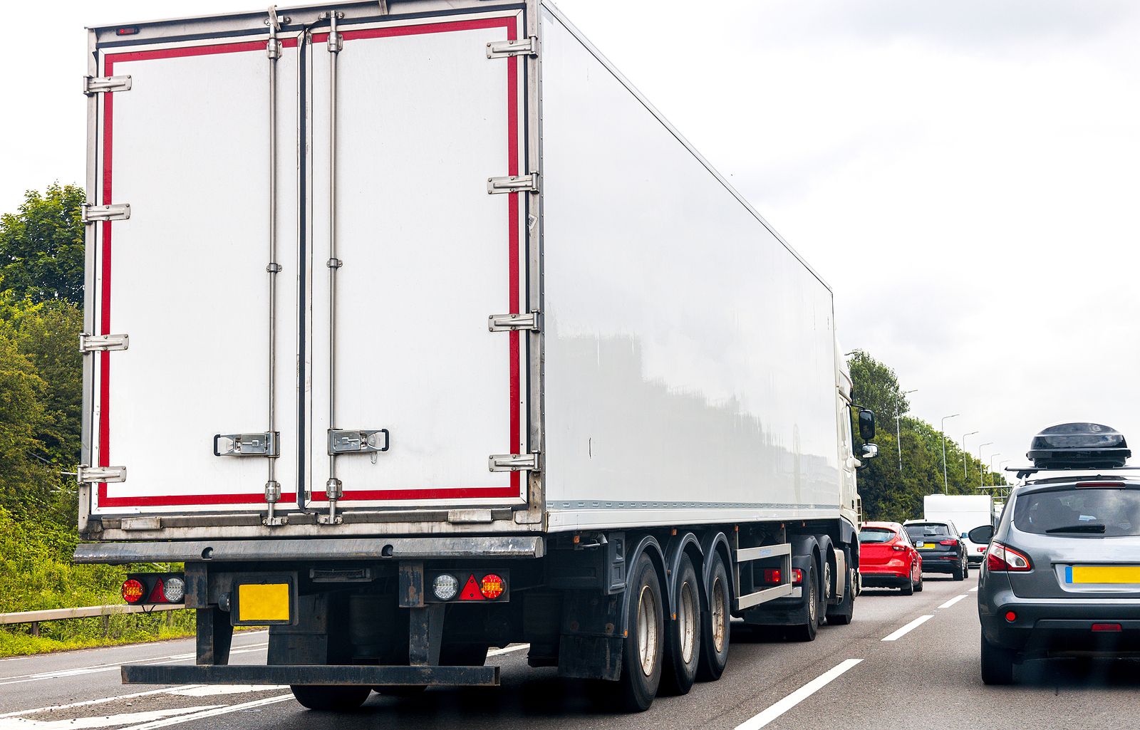 Así es la nueva señal de la DGT que deberá colocarse en algunos vehículos