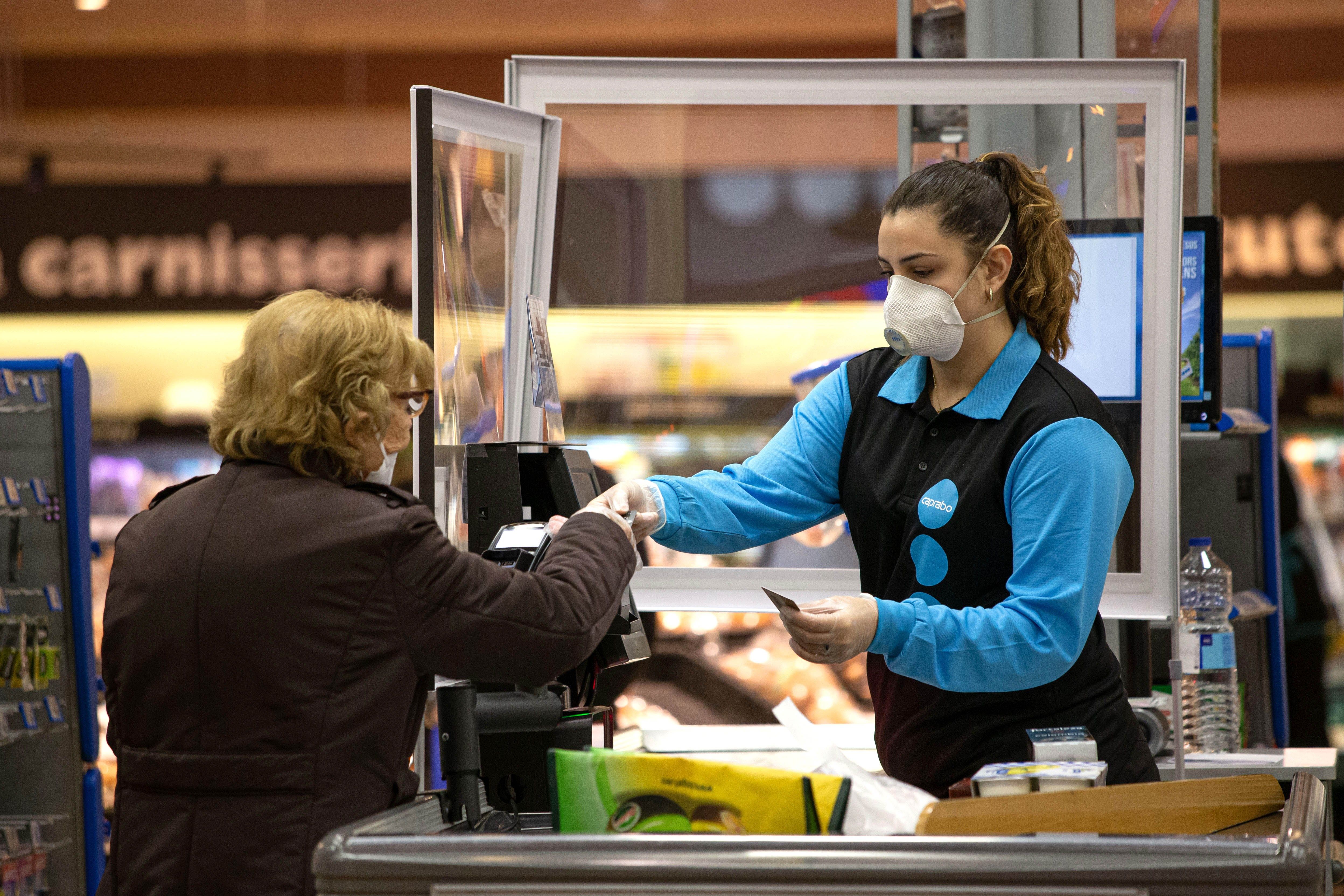 Una cadena de supermercados abre 'cajas para charlar' para combatir la soledad no soledad