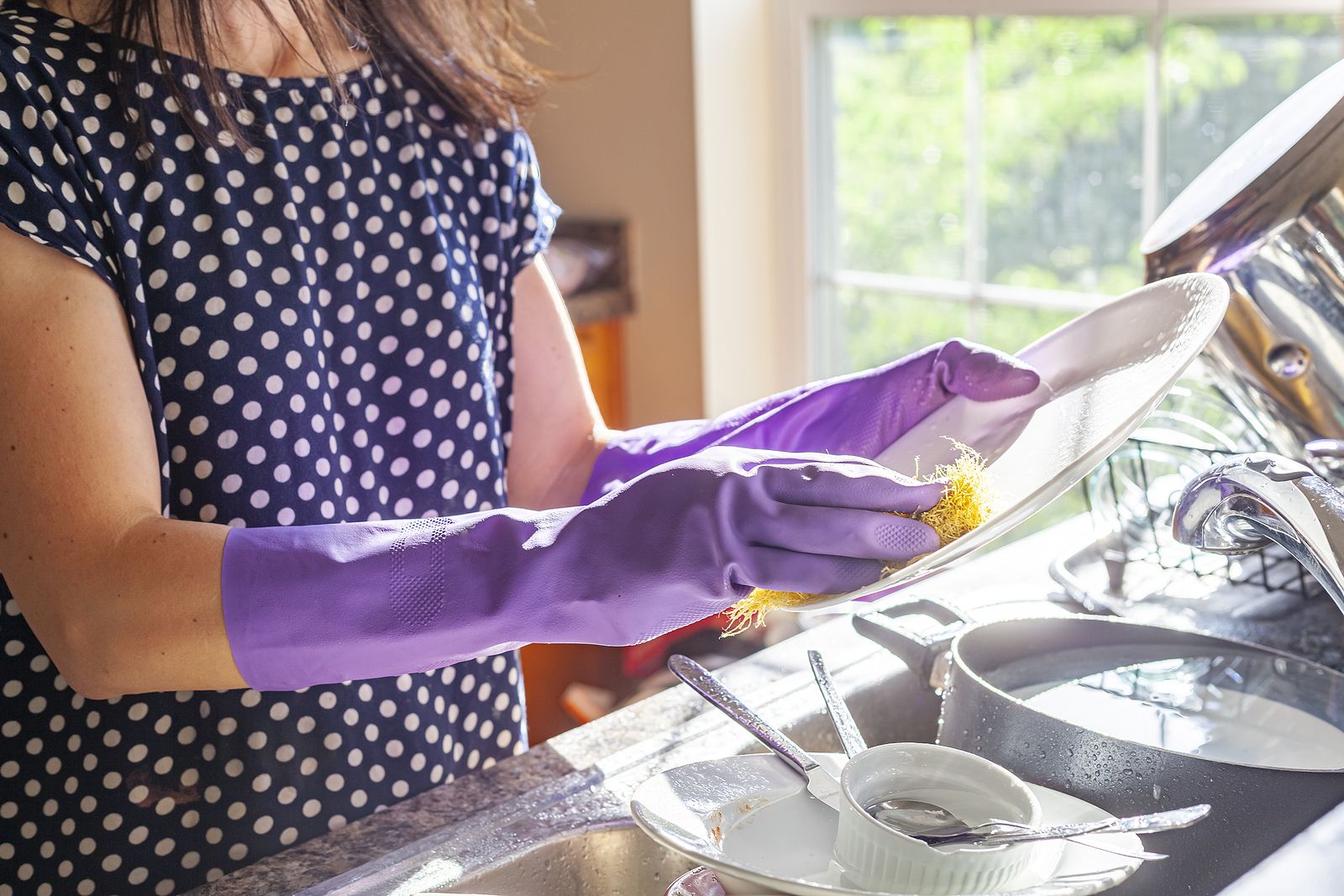 12 errores que cometes al fregar los platos