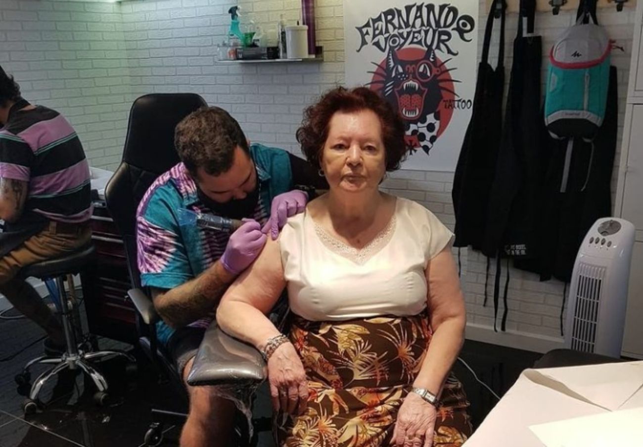 Una mujer de 85 años se tatúa el nombre de su marido fallecido como muestra de "amor eterno"