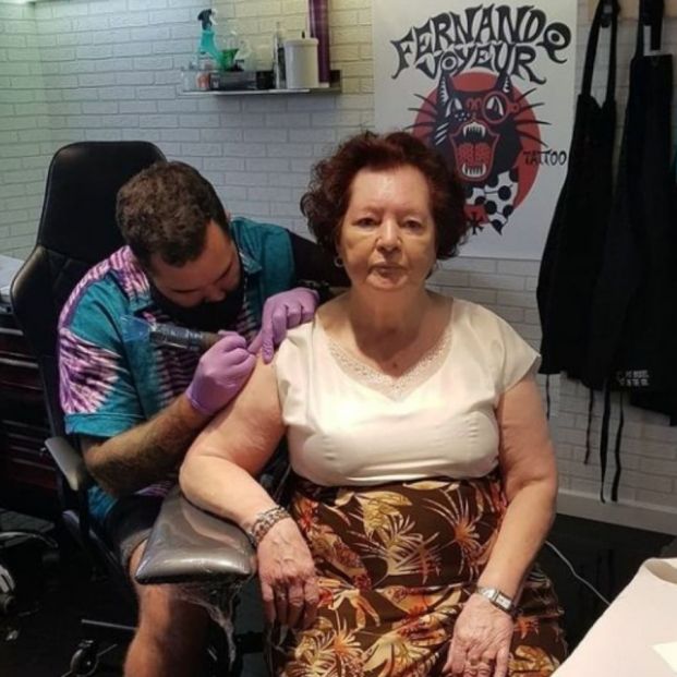 Una mujer de 85 años se tatúa el nombre de su marido fallecido como muestra de "amor eterno"