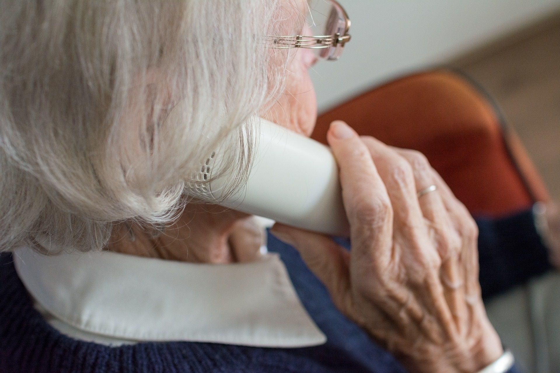 'Llama a la puerta' para concienciar y detectar la soledad no deseada en personas mayores. Foto: Europa Press