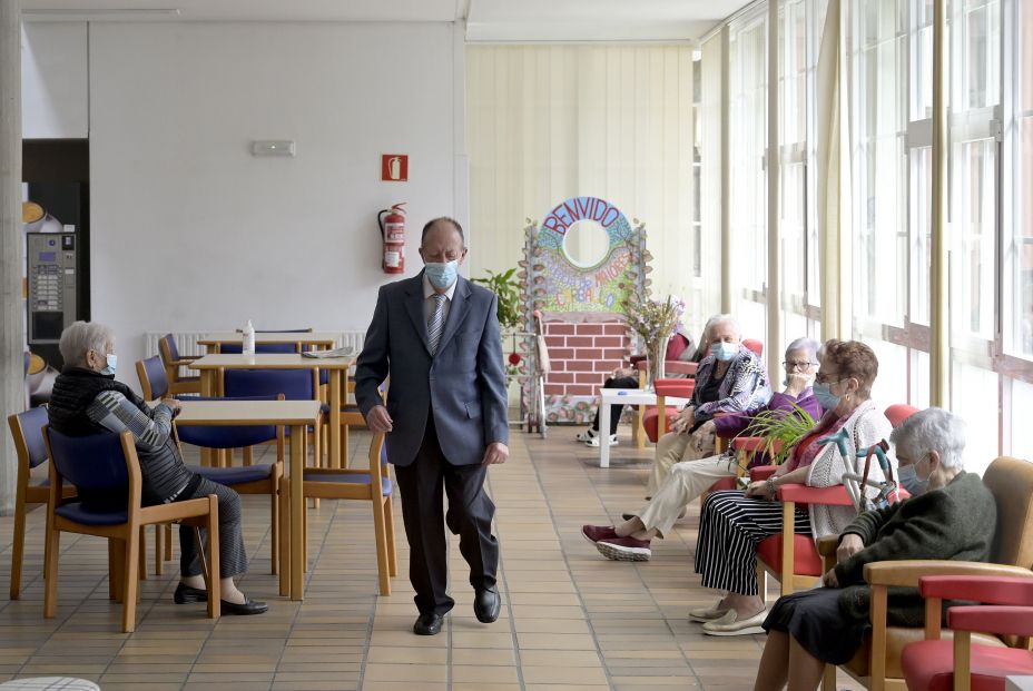 EuropaPress 3794072 varios ancianos salas residencia mayores carballo 19 junio 2021 coruna