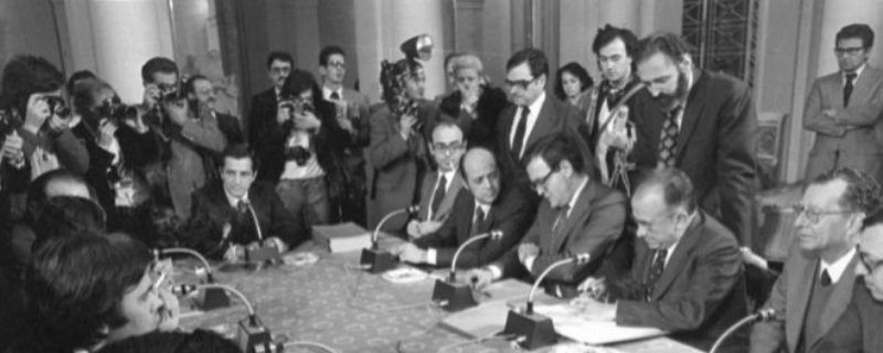 Firma de los Pactos de la Moncloa en el Salón de Columnas