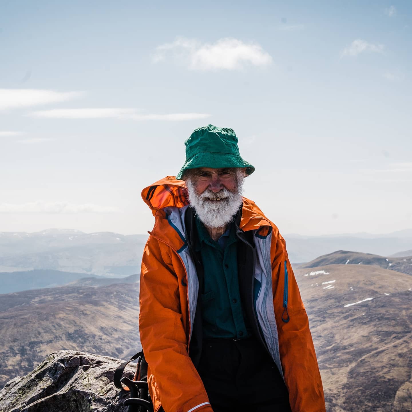 Un hombre de 81 años escala las montañas más altas de Escocia por su mujer con Alzheimer
