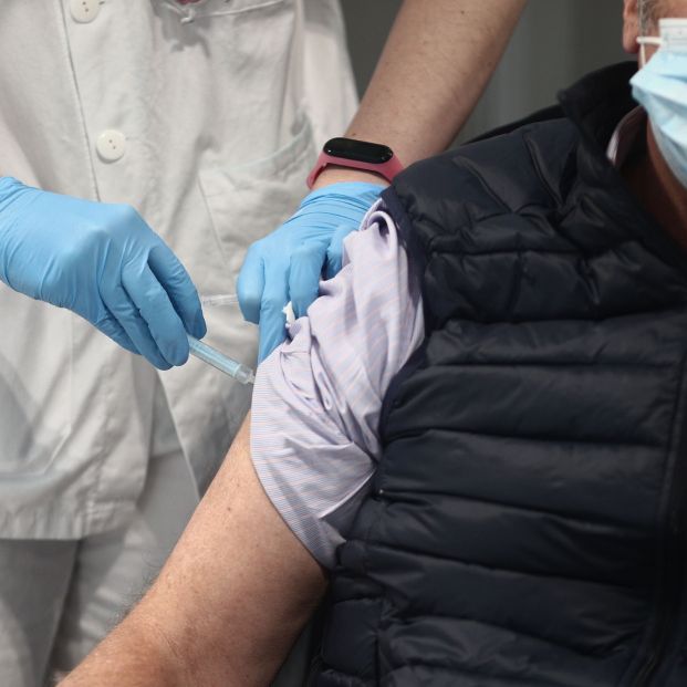 Ordenan vacunar a un hombre incapacitado para tomar decisiones pese a la negativa del hijo emergencias (1)