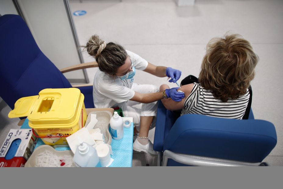 EuropaPress 3636595 mujer vacunada vacuna astrazeneca contra covid 19 hospital emergencias