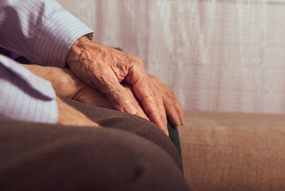 Finge pérdidas de memoria en la consulta del neurólogo para que su esposa con Alzheimer no se asuste