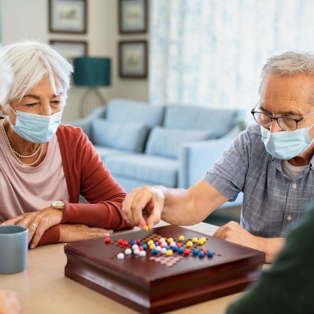 Si nadie lleva ya mascarilla a mi alrededor, ¿me protege a mi llevarla (Foto Bigstock) 3