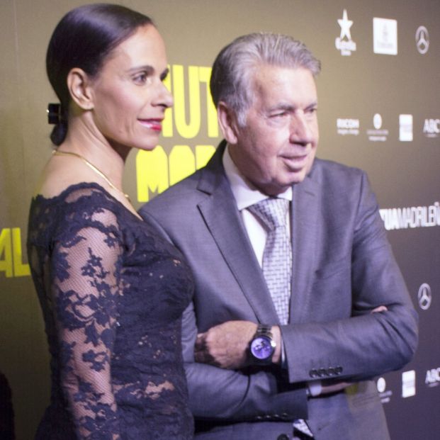 EuropaPress 1268035 Manolo Santana no quiso falta a la gran fiesta del Mutua Madrid Open y una vez más acudió muy bien acompañado por su mujer Claudia con la que comparte la gran afición por el tenis