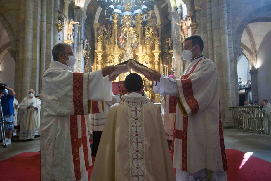 EuropaPress 3913930 sacerdote burgales fernando garcia cardinanos ceremonia ordenacion nuevo