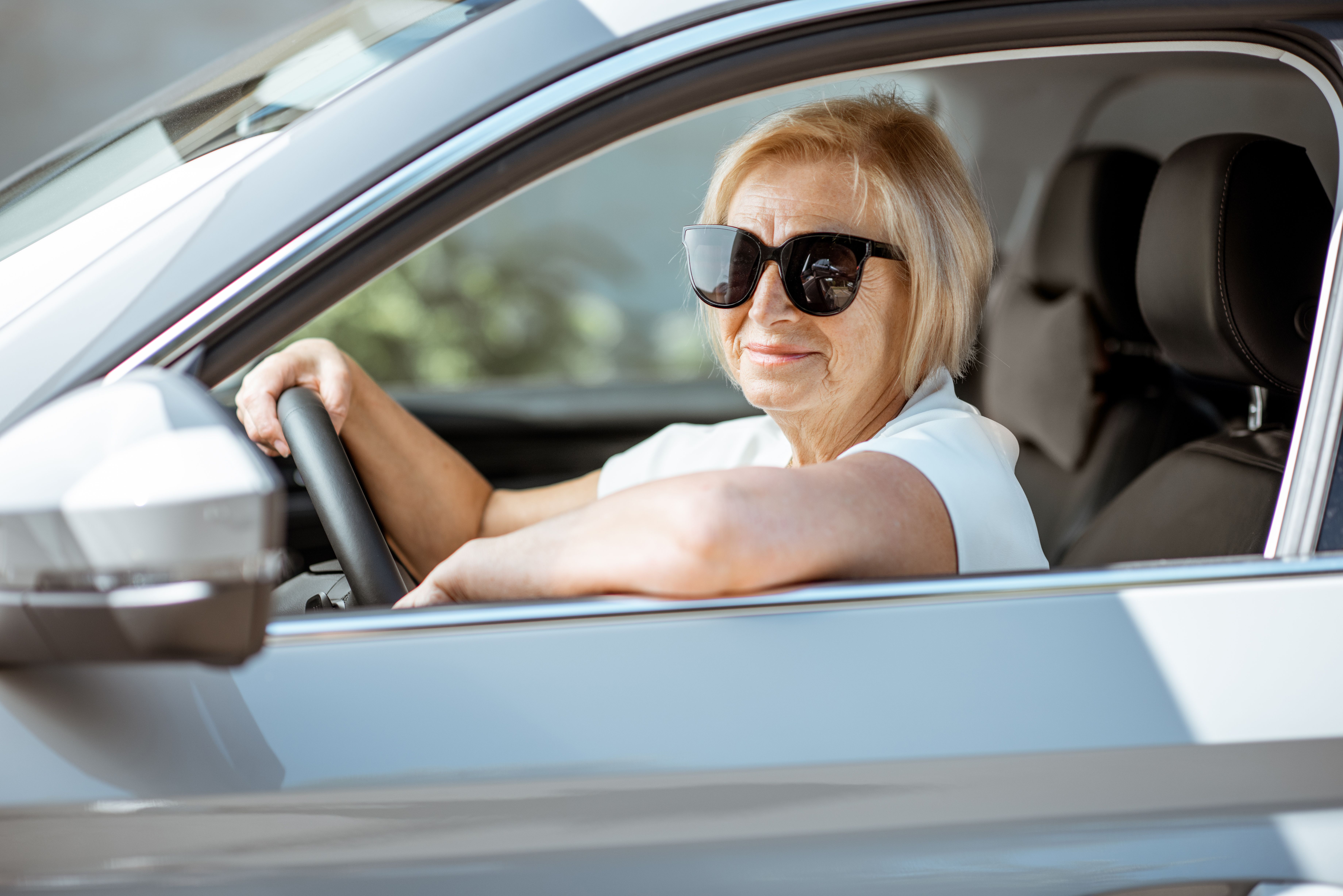 Desmontando los riesgos de los ‘viejennials’ al volante. Gafas de sol.