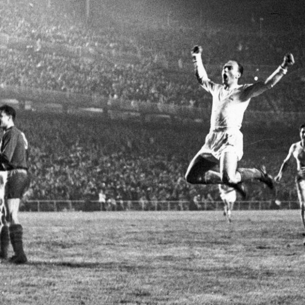 Di Stéfano celebra un gol con el Real Madrid