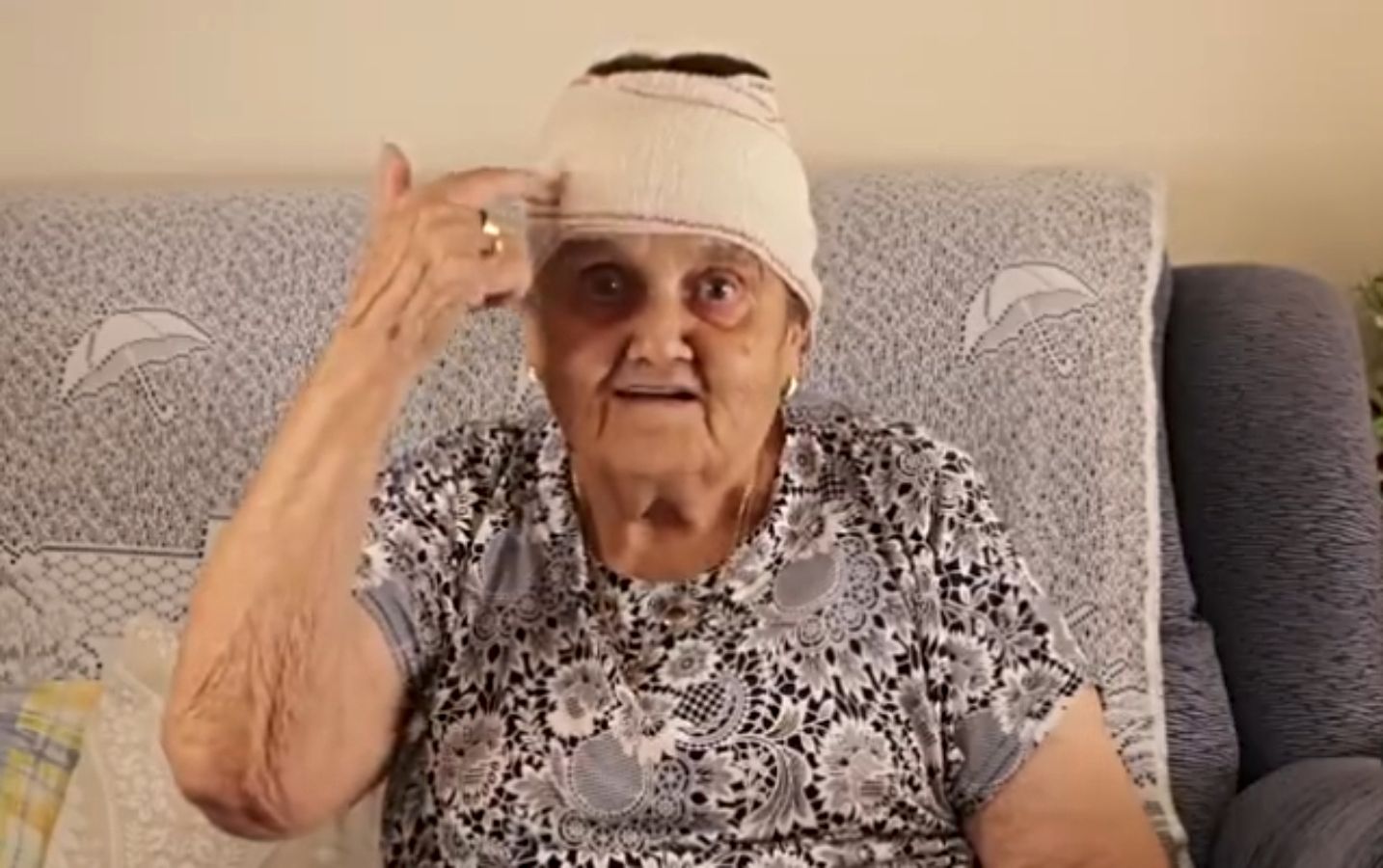 Rosario, la abuela influencer extremeña, toca la salud mental: "¿Y si arreglamos nuestra azotea?"