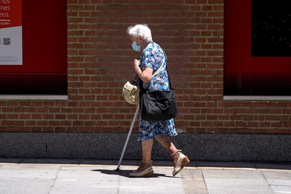 EuropaPress 3857504 anciana mascarilla camina calle ayudada muleta 27 julio 2021 madrid espana