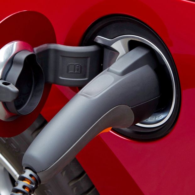 Cargar un coche eléctrico será 257 euros más caro, según la OCU