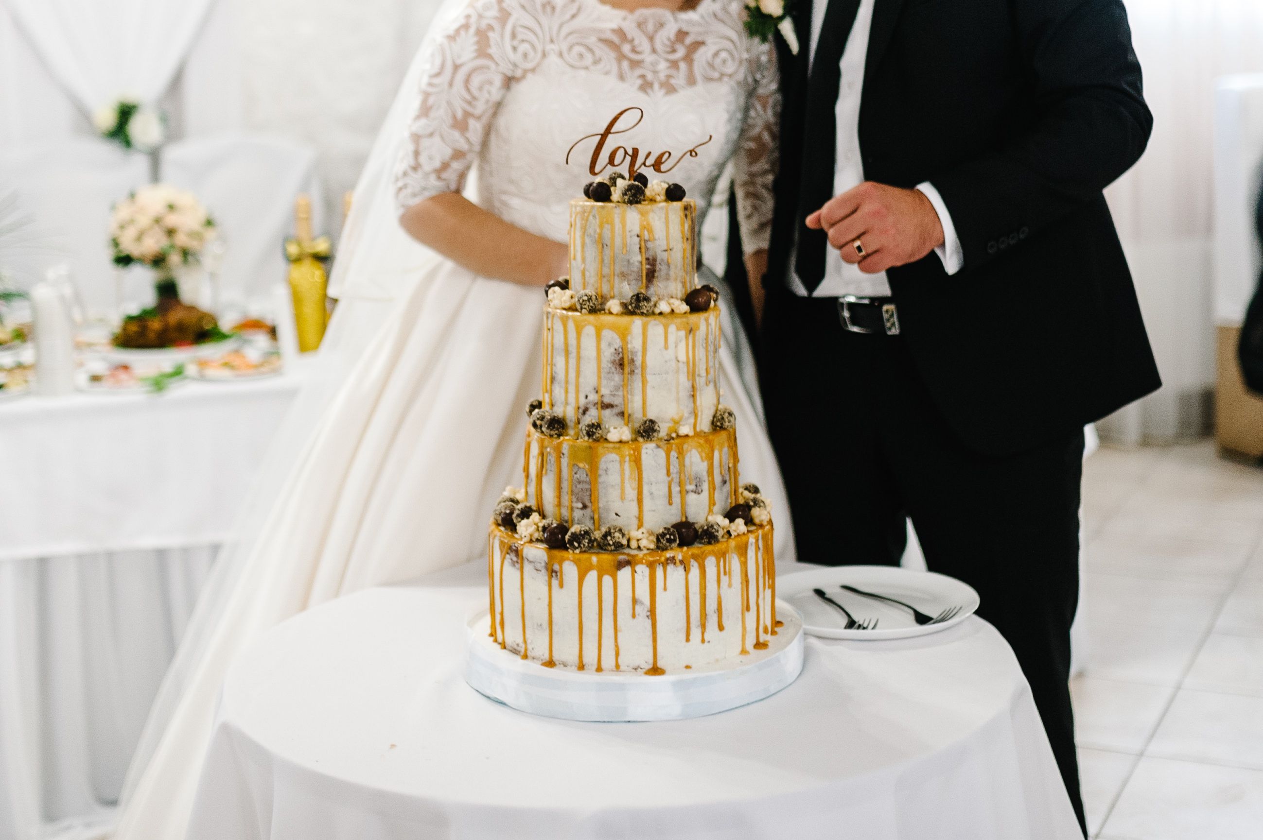 Una pareja de novios obliga a los invitados a pagar el pastel de su boda