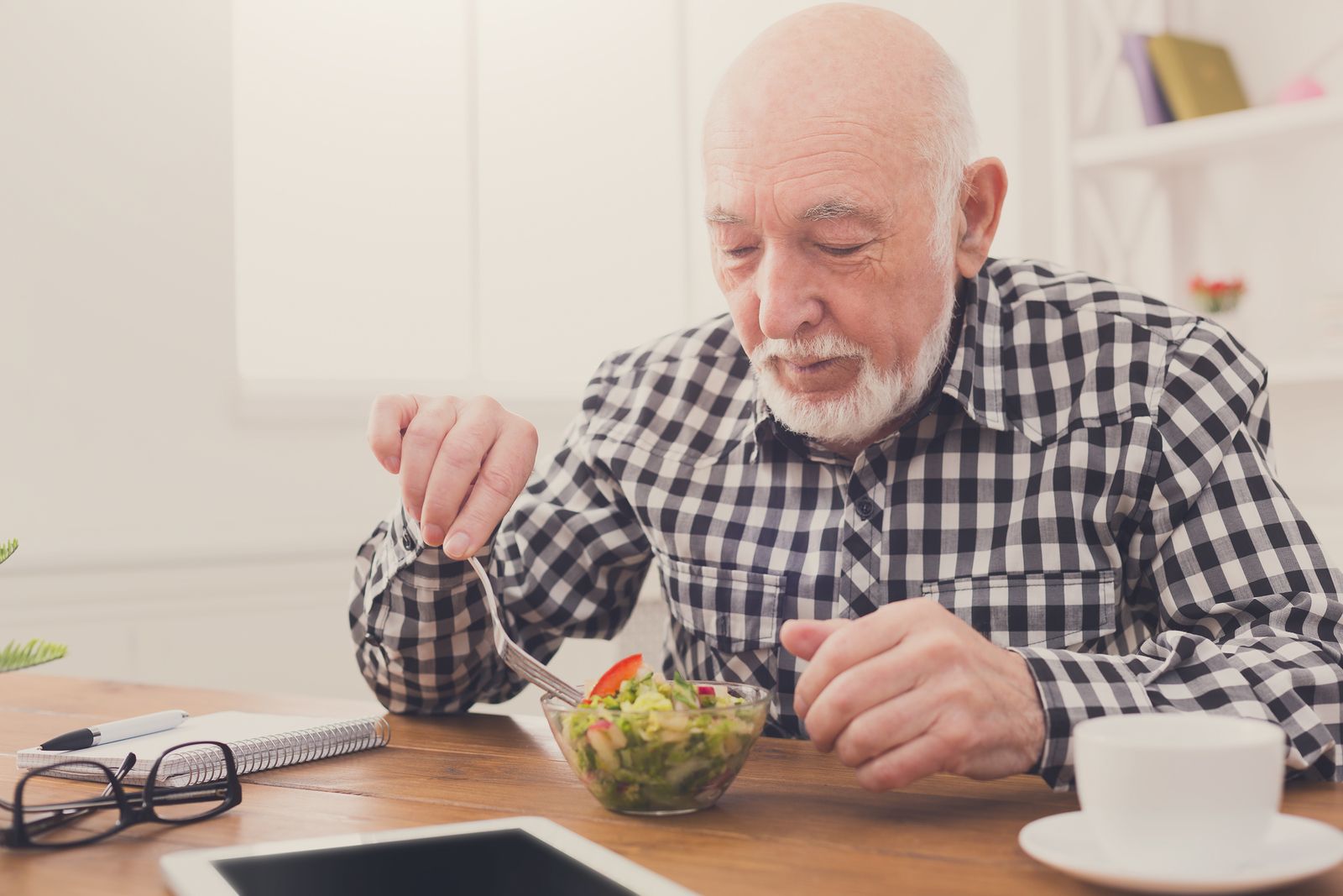 Seguir una dieta adecuada ayuda a mantener la capacidad auditiva en las personas mayores