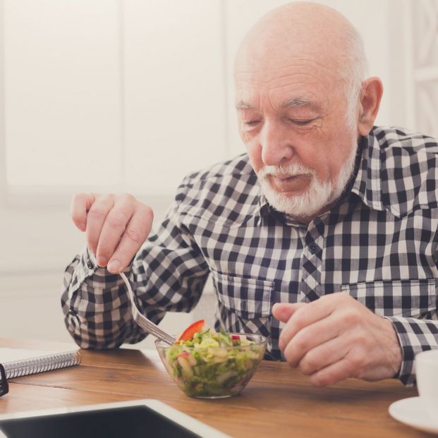 Hombre comiendo una ensalada