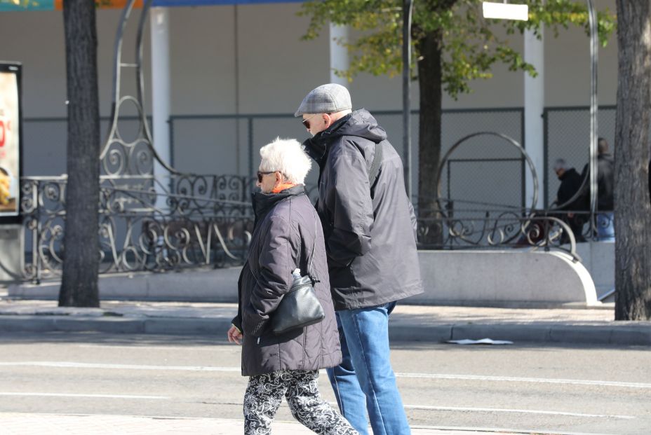 EuropaPress 2476132 mujer hombre abrigados pasean durnate dia viento madrid espana noviembre
