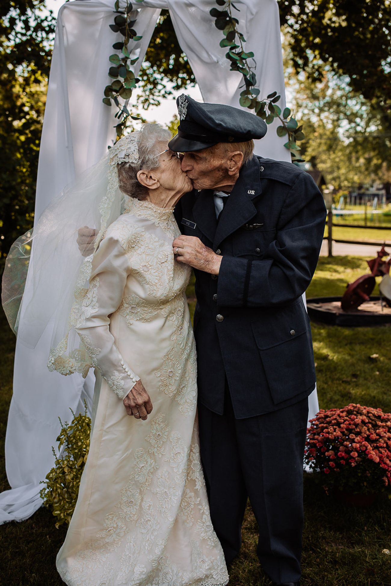 Un matrimonio de 98 y 97 años celebra de nuevo su boda para poder tener fotos del momento